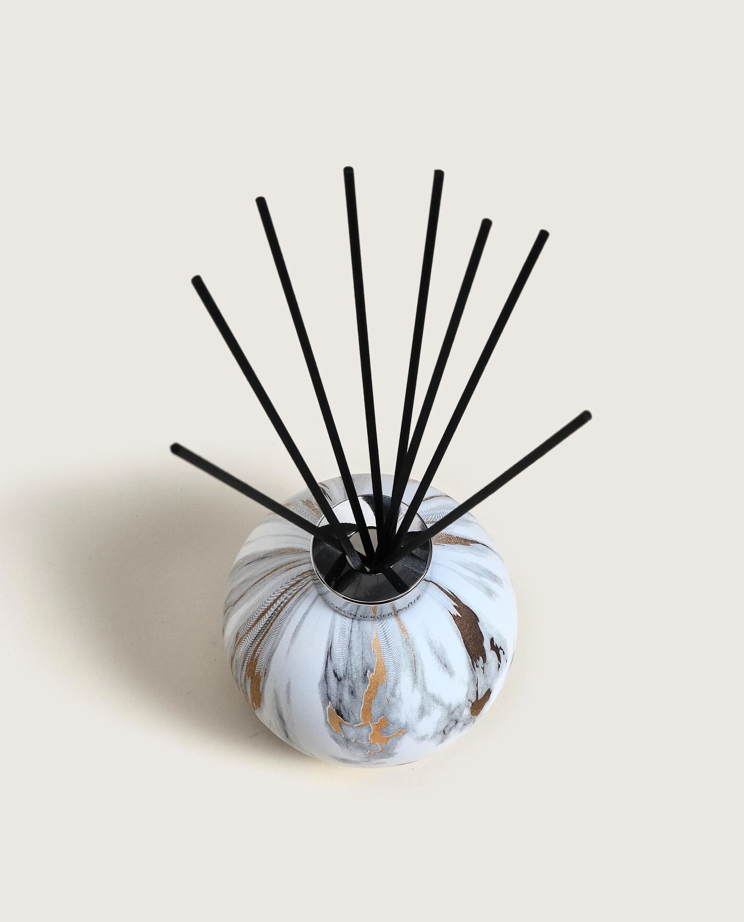 White Marbled Scented Bouquet - Image 3